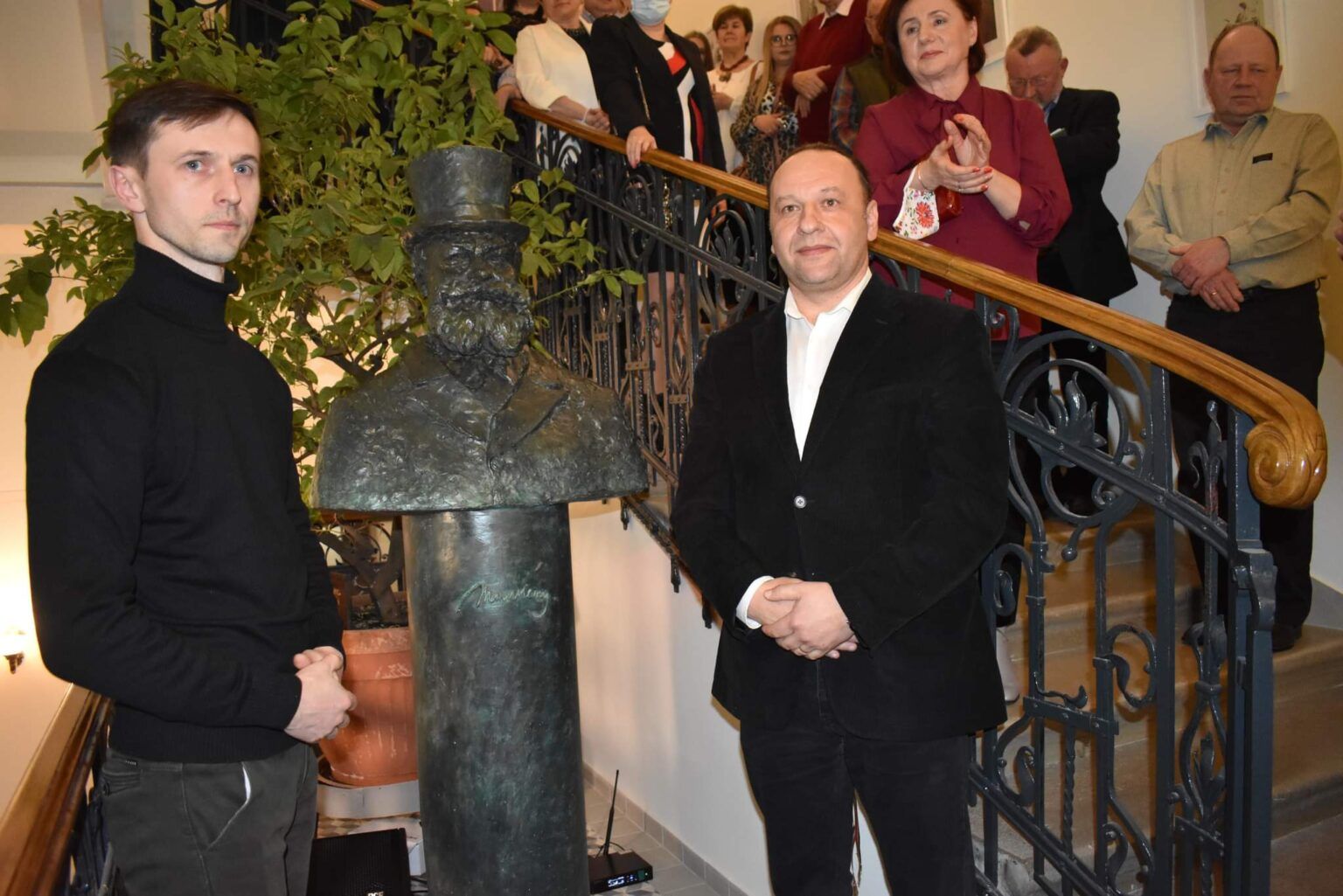 Felavatták Munkácsy Mihály szobrát a róla elnevezett magyar házban