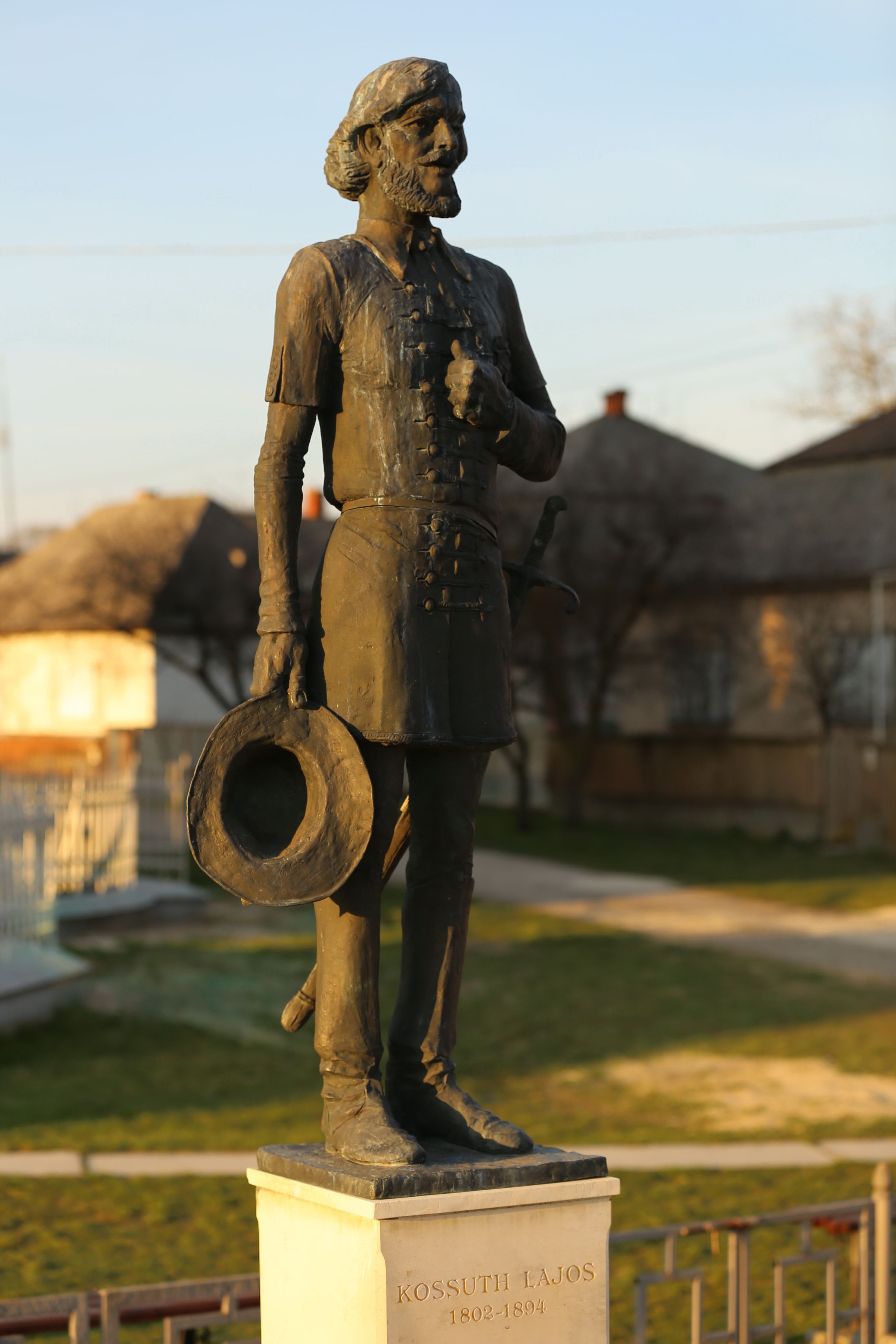 Kossuth Lajos szobra Nagypaládon