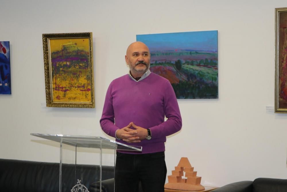 Ungváron megnyílt Ihor Lucenko A munkácsi vár című tárlata