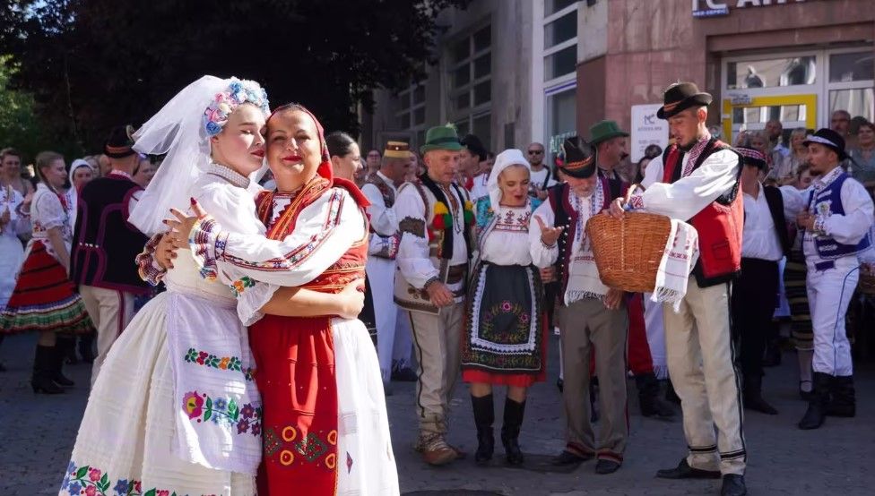 Hagyományos kárpátaljai esküvőt elevenítettek fel Ungváron