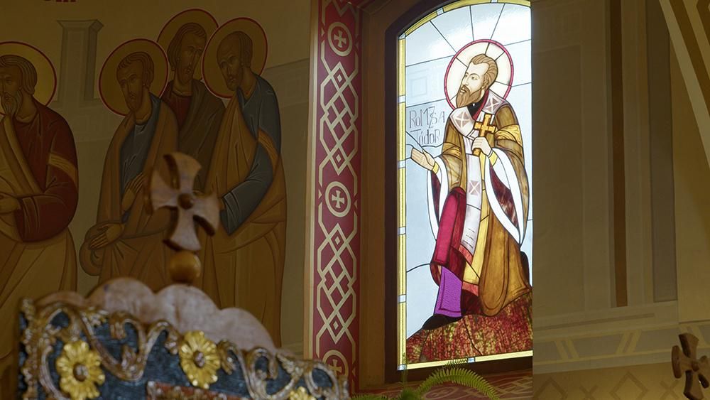 A fény és a hit találkozása: új ólomüveg ablakokat szenteltek a palágykomoróci templomban