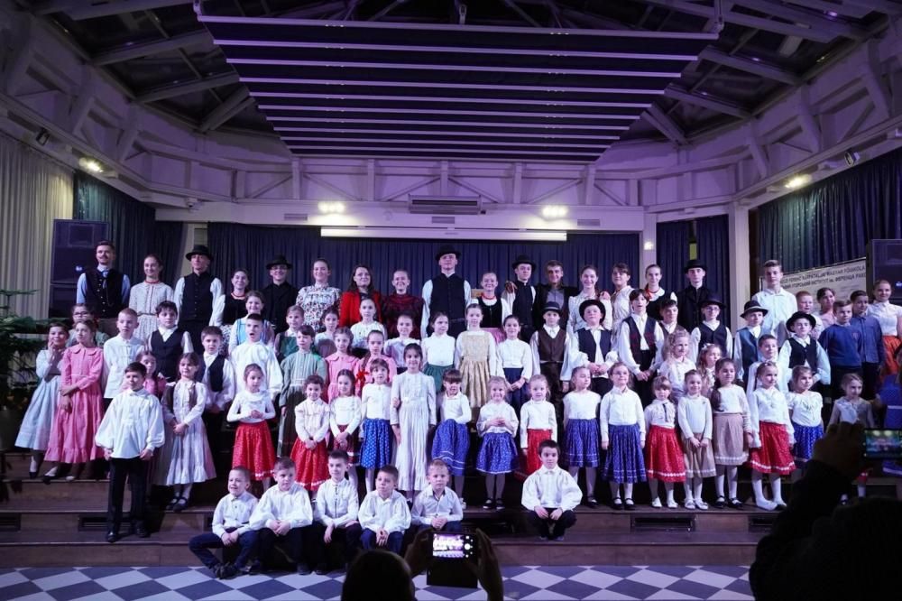 Karácsonyváró ünnepséggel zárta a félévet a Beregszászi Rezeda Folkműhely