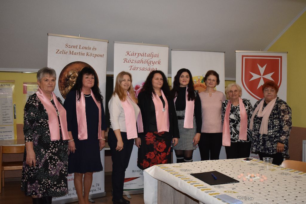 Emléktábla- és újabb rózsahölgyek avatása