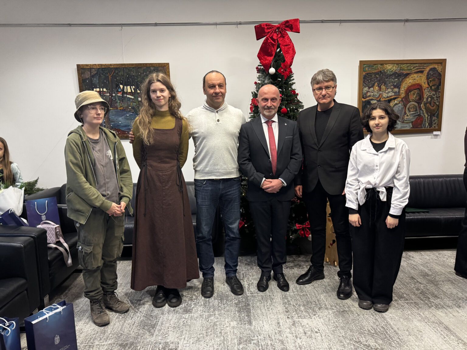 Karácsonyi ritmusok: ünnepi kiállítás az ungvári főkonzulátuson