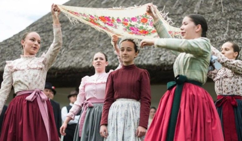 Pünkösdi királyválasztás, királynéjárás, májusfa – népszokások az ünnepen