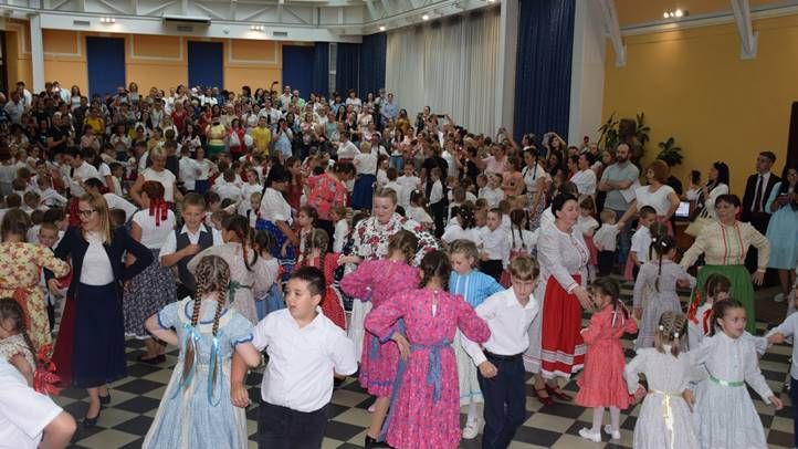 Az összetartozás tánca Beregszászban –Trianonra felelet: összetartozunk
