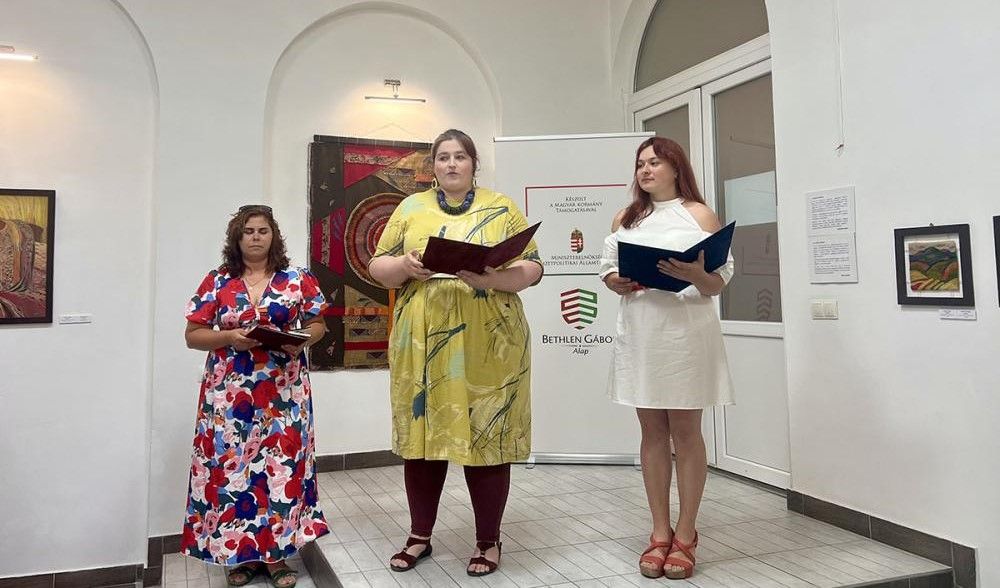 Irodalmi tárlatvezetéssel zárult a RIT női tagozatának kiállítása Beregszászban