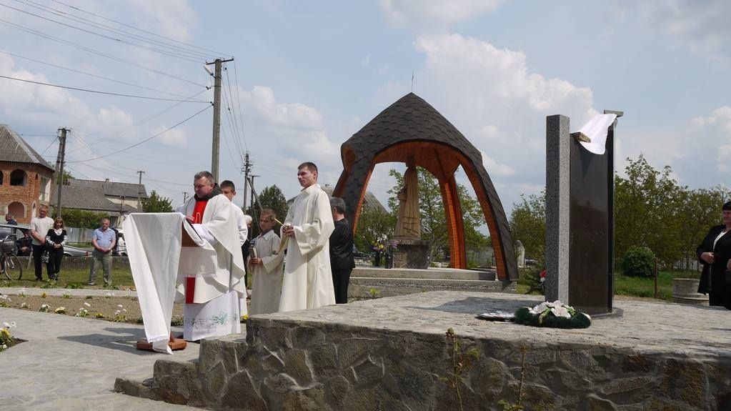 Új emlékműveket avattak Tiszabökényben