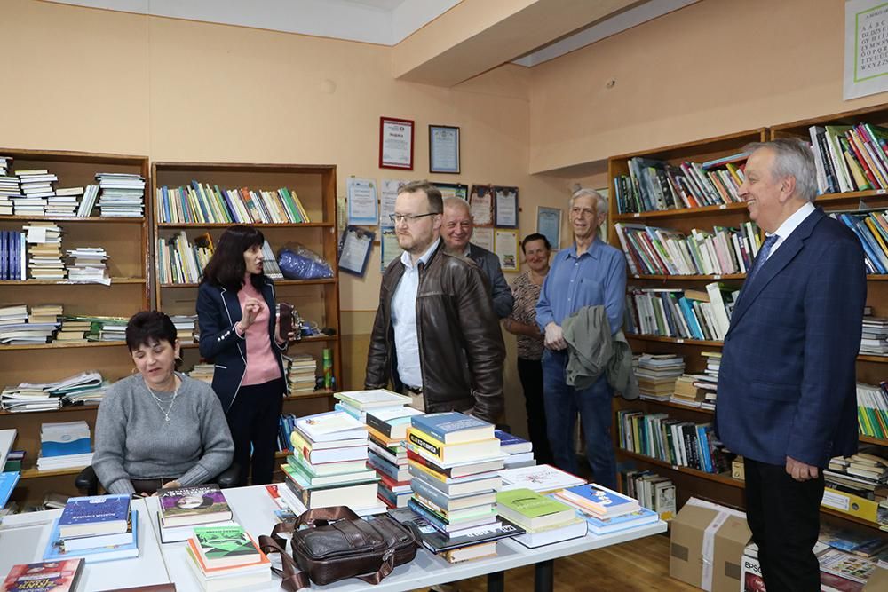 Tartalmas könyvcsomaggal gazdagodott néhány kárpátaljai könyvtár