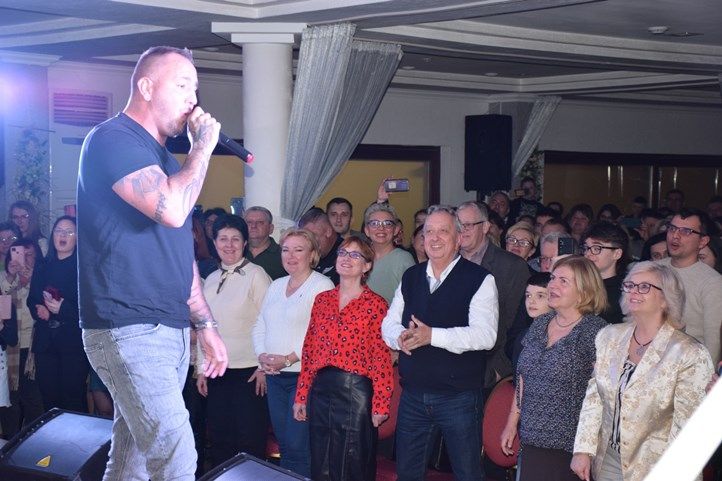 „Nincs energiám haragudni a rosszakaróimra, mert van kit szeretnem” – Fergeteges Curtis-koncert a Helikonban