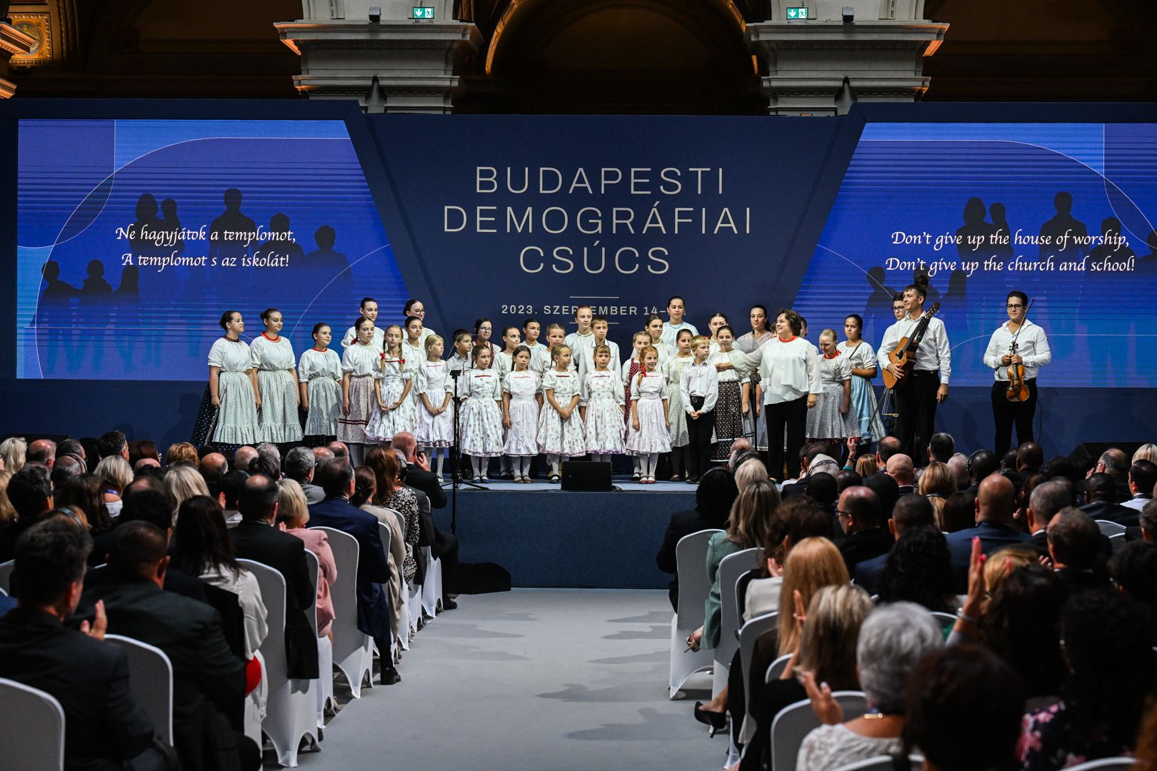 „Nem hagyjuk sem a templomot, sem az iskolát” – Novák Katalin meghívására mezővári gyerekek a Budapesti Demográfiai Csúcson