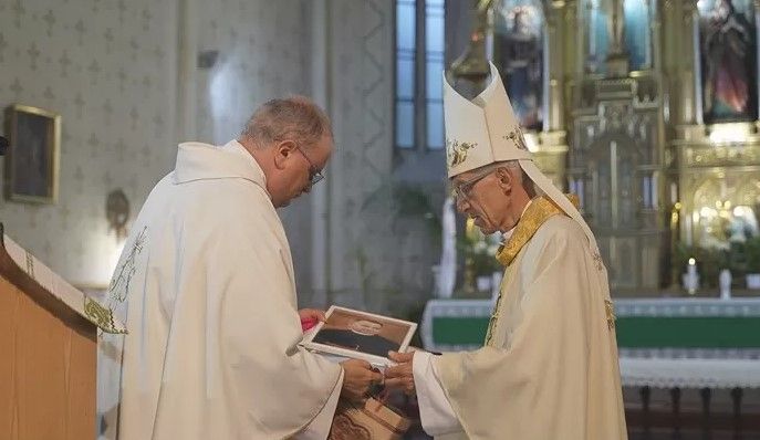 A nehéz időkben sem hagyta el kárpátaljai híveit – Majnek Antal nyugalmazott püspök kapta a Pásztor Ferenc-díjat