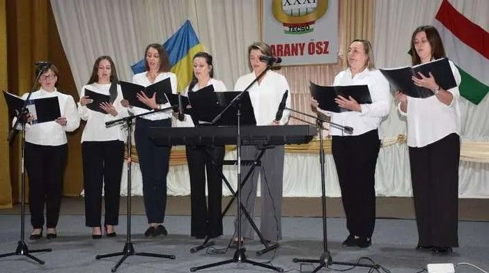 Közös éneklés, a béke misztériuma – Técsőn ismét megrendezték az Arany Ősz Kórus- és Néptánctalálkozót