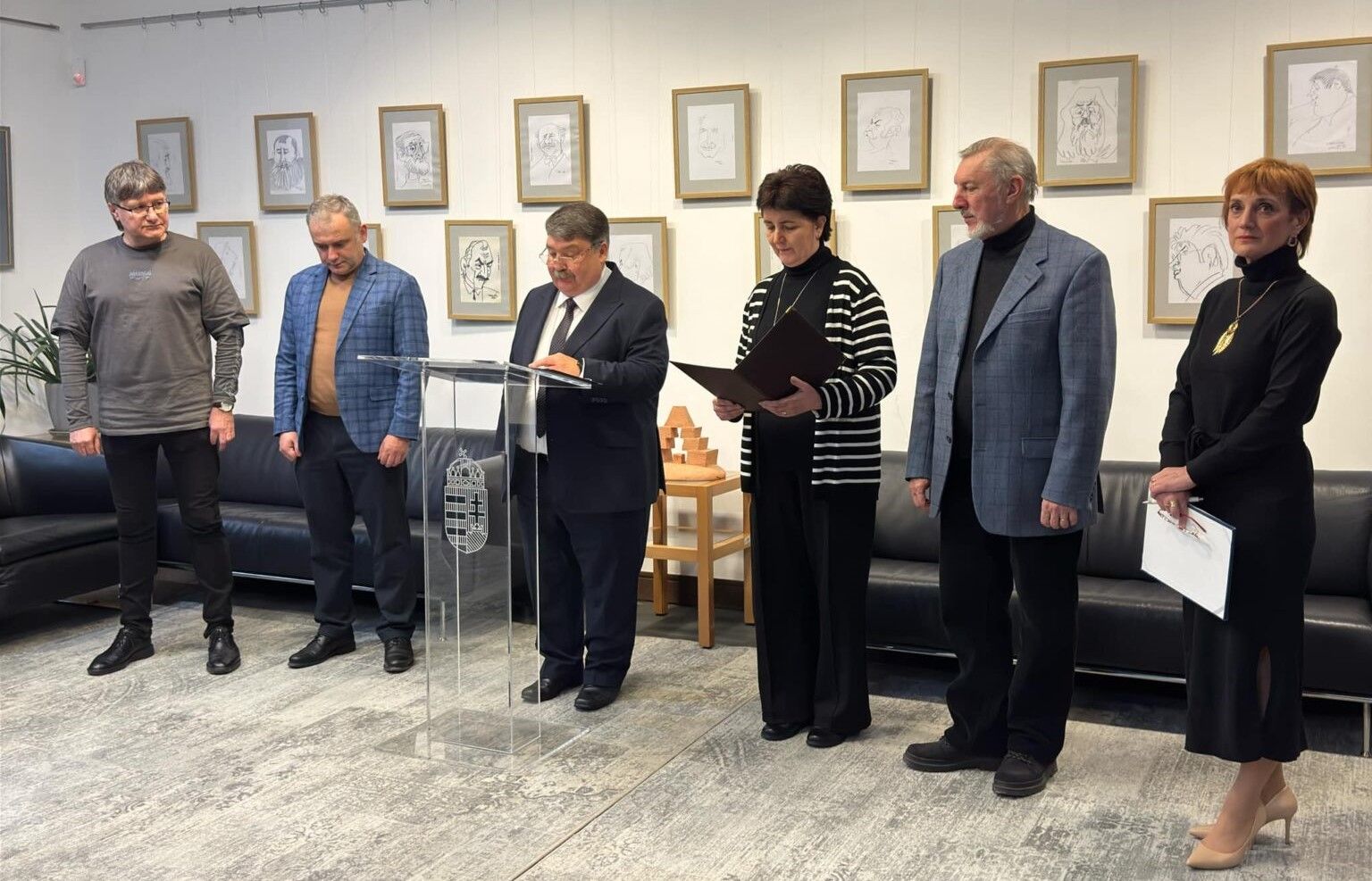 Ilku Marion karikatúráiból nyílt kiállítás Magyarország Ungvári Főkonzulátusán