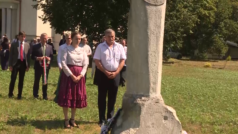 Csöndes koszorúzással és ünnepi liturgiával méltatták az államlapítást Aknaszlatinán