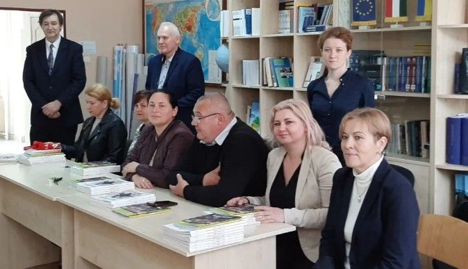 Könyvadományt adott át Ungváron a Magyarságkutató Intézet
