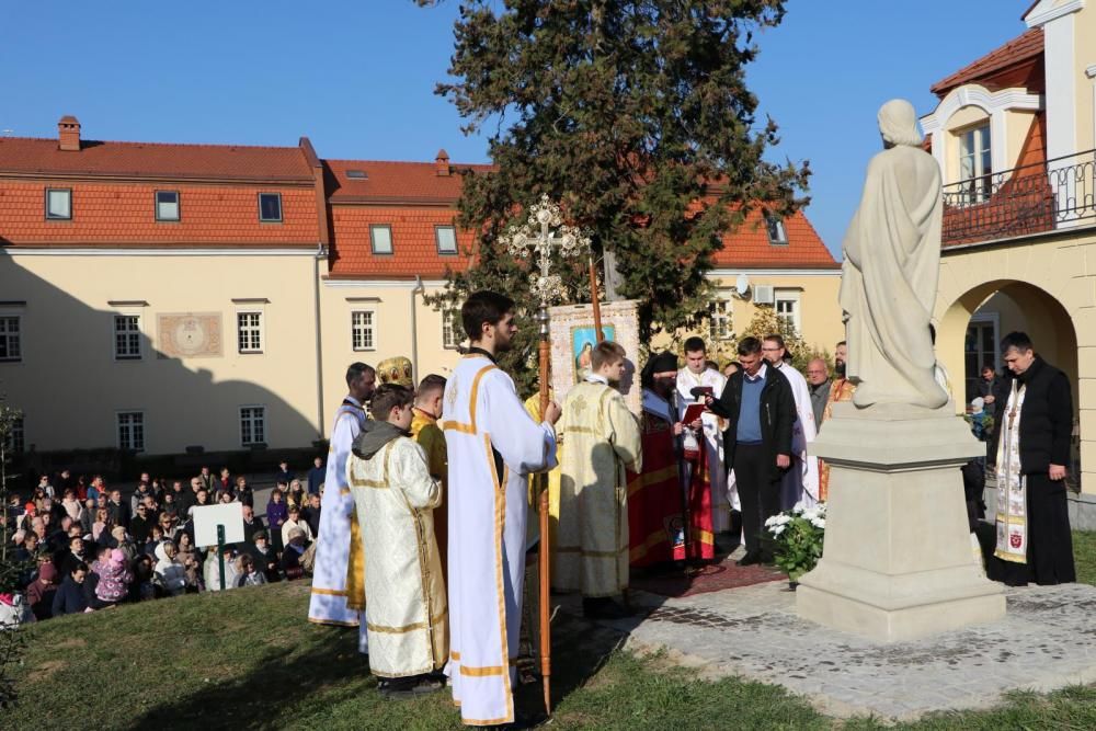 Eredeti helyén a szovjetek által lerombolt Jézus szíve szobor Ungváron