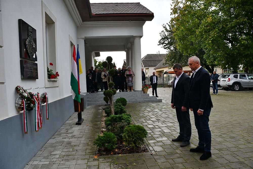 „A szabadság és a hűség értéke nem vész el, ha van, aki továbbadja” – Az aradi vértanúkra emlékeztek Beregszászban